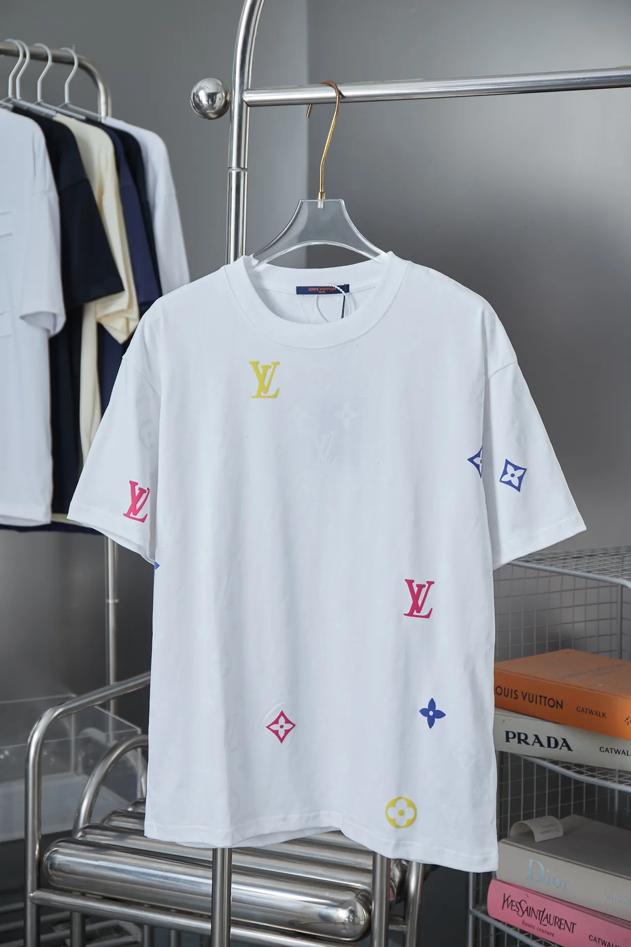 🅿️190 Louis LV 25ss new early spring short-sleeved short sleeves with full-bottom printed foam letters. Light luxury. A must-have item for men and women for daily commuting. Correct version. Welcome to compare. Detailed features · 320g 100% cotton double yarn jersey fabric · Digital direct-injection cloth dyeing and printing logo pattern · Color gradient LV letters three-dimensional foam · Double-needle stitching and cross-stitching technology · Original main mark, washable tag, brand moisture-proof paper packaging Color: black/white Size: S/M/L/XL
